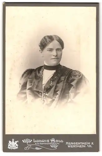 Fotografie Ludwig Holl, Mergentheim, Junge Dame in hübscher Kleidung