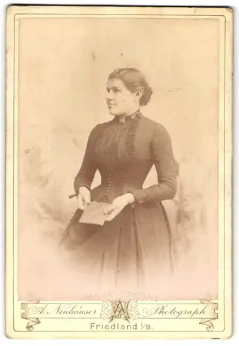 Fotografie A. Neuhäuser, Friedland i. B., Junge Dame in zeitgenössischer Kleidung