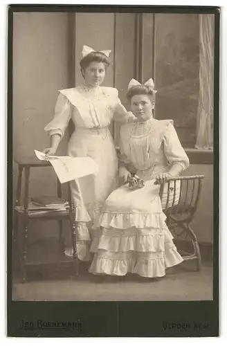 Fotografie Joh. Bornemann, Verden /Aller, Zwei junge Damen in weissen Kleidern