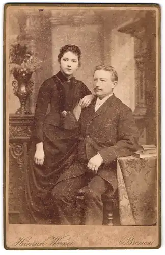 Fotografie Heinrich Werner, Bremen, Linden-Strasse, Junges Paar in modischer Kleidung