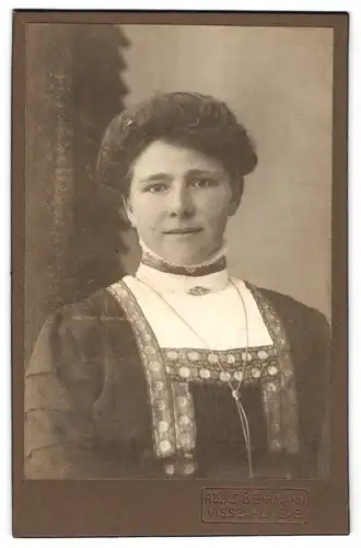 Fotografie Adolf Behrmann, Visselhövede, Junge Dame im Kleid mit Kragenbrosche