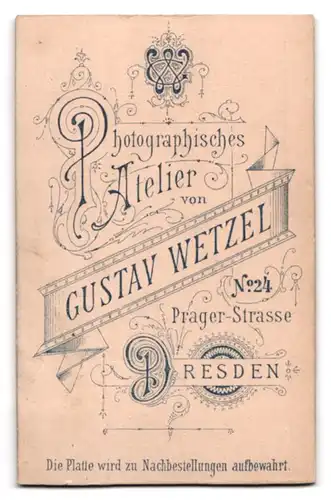 Fotografie Gustav Wetzel, Dresden, Beamter / Briefträger in Uniform mit Säbel an der Seite