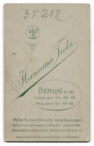 Fotografie Hermann Tietz, Berlin, Köchin / Hausmädchen in Dienstkleidung mit Schürze