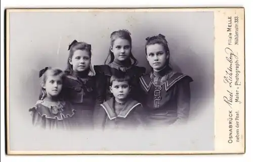 Fotografie Rud. Lichtenberg, Osnabrück, vier Schwestern mit ihrem Kleinen Bruder der grösse nach Aufgestellt