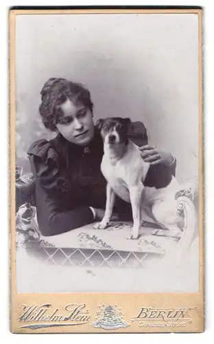 Fotografie Wilhelm Stein, Berlin, junge Frau mit ihrem Terrier Hund auf dem Tisch