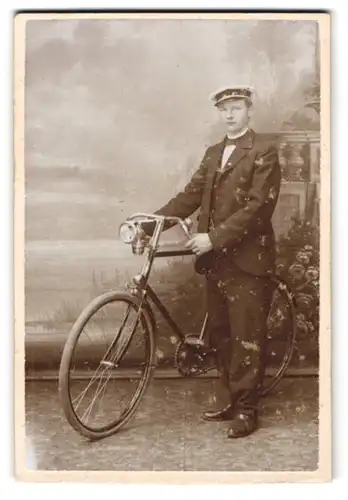 Fotografie E. Rieks, Bremen-Sebaldsbrück, junger Bremer mit seinem Fahrrad samt Karbidlampe im Atelier