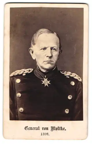 Fotografie unbekannter Fotograf und Ort, General Graf von Moltke in Uniform mit Halsorden