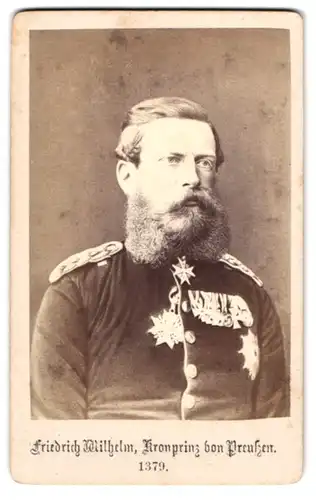 Fotografie unbekannter Fotograf und Ort, Kronprinz Friedrich Wilhelm von Preussen in Uniform mit Ordenspange