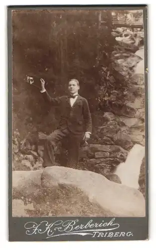 Fotografie J. K. Berberich, Triberg, Ansicht Triberg, junger Mann am Triberger Wasserfall grüsst mit seinem Hut