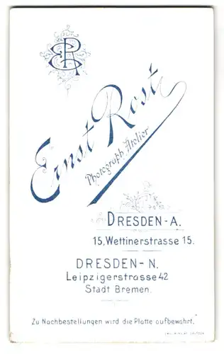 Fotografie Ernst Rost, Dresden, Wettinerstr. 15, Monogramm des Fotografen über der Anschrift der Ateliers