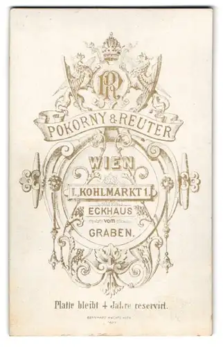 Fotografie Pokorny & Reuter, Wien, Kohlmarkt 1, Königliches Wappen mit Monogramm des Fotografen über Ateliers Anschrift