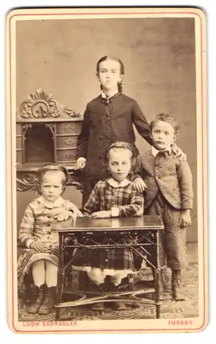 Fotografie Ludw. Schradler, Füssen, Grosse Schwester mit ihren drei kleinen Geschwistern, Gründerzeit Sekretär