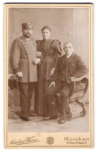 Fotografie Adalbert Werner, München, bayrischer Eisenbahner in Uniform mit seiner Frau im Arm