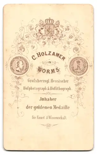 Fotografie C. Holzamer, Worms, junger Student im Anzug mit Couleur