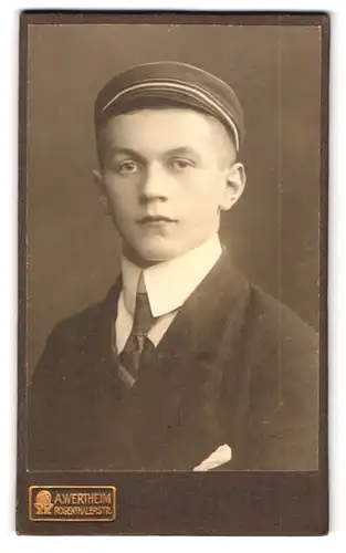 Fotografie A. Wertheim, Berlin, junger Student Hans Ackermann im Anzug mit Couleur an der Mütze, 1919