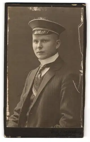 Fotografie Rud. Lichtenberg, Osnabrück, Student Oscar im Nadelstreifenanzug mit Couleur und Mensur Narbe