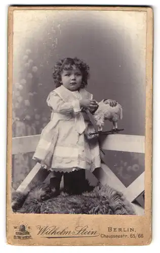 Fotografie Wilhelm Stein, Berlin, niedliches Mädchen mit Stoffschaf auf Rollen, im karierten Kleid