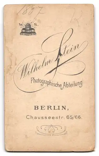 Fotografie Wilhelm Stein, Berlin, niedliches Mädchen mit Stoffschaf auf Rollen, im karierten Kleid