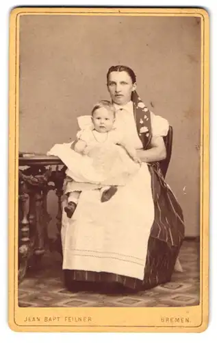 Fotografie Jean Bapt. Feilner, Bremen, junge Mutter mit ihrer kleinen Tochter auf dem Schoss, Mutterglück