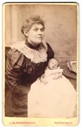 Fotografie J. Blakeborough, Pontefract, englische Mutter mit ihrem Neugeborenen im Arm, Mutterglück