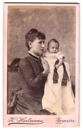 Fotografie K. Hartmann, Bramsche, stolze junge Mutter mit ihrem Kind im Arm, Mutterglück