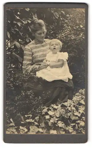 Fotografie unbekannter Fotograf und Ort, Mutter und Tochter posieren im Garten, Mutterglück
