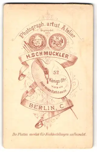 Fotografie H. Schmuckler, Berlin, König-Str. 52, Malpalette mit Pinseln und Anschrift des Ateliers