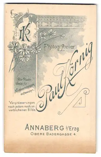 Fotografie Paul Körnig, Annaberg i. Erzg., Monogramm des Fotografen auf Wappenschild