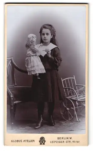 Fotografie Globus Atelier, Berlin, junges Mädchen im Kleid mit ihrer Puppe im Arm
