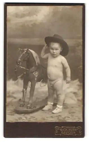 Fotografie Rich. Huth, Bautzen, Wendischestr. 13, niedlicher Knabe als Cowboy mit seinem Schaukelpferd