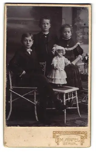 Fotografie M. Appel, Berlin, drei Kinder mit grosser Puppe auf dem Stuhl