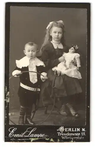 Fotografie Emil Lampe, Berlin, junger Knabe und grosse Schwester mit ihrer Puppe auf dem Schoss