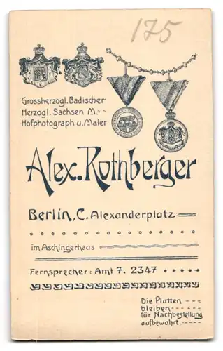 Fotografie Alexander Rothberger, Berlin, junger Knabe mit Peitsche und Schaukelpferd