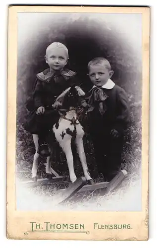 Fotografie Th. Thomsen, Flensburg, zwei niedliche Kinder auf ihrem Schaukelpferd