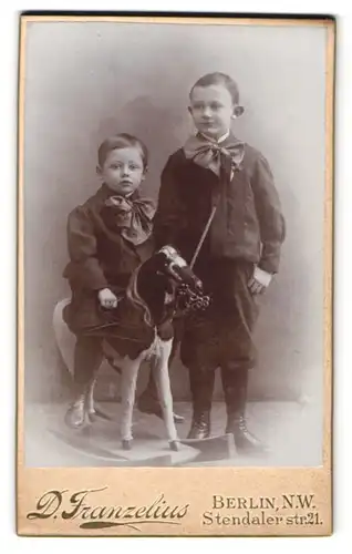 Fotografie D. Franzelius, Berlin, zwei junge Knaben mit Schaukelpferd im Atelier
