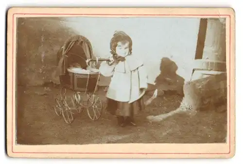 Fotografie unbekannter Fotograf und Ort, Portrait niedliches Mädchen mit Puppenwagen und Puppe, wie die Mama