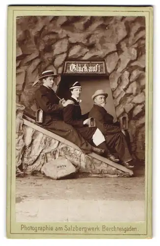 Fotografie P. Ney, Berchtesgaden, Touristen auf einer Rütsche im Salzbergwerk Studiokulisse, Glück Auf