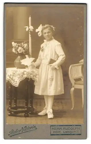 Fotografie Herm. Rudolph, Hof i. Bay., junges Mädchen aus Lippertsgrün zur Konfirmation mit Kerze und Bibel