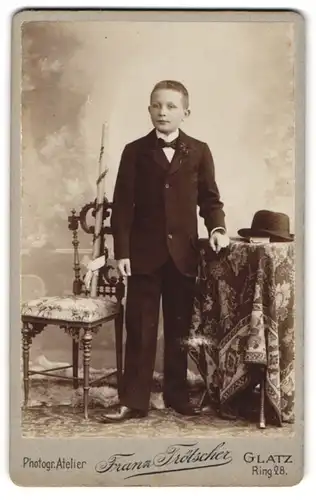 Fotografie Franz Trötscher, Glatz, junger Knabe im Anzug mit Hut zu seiner Kommunion