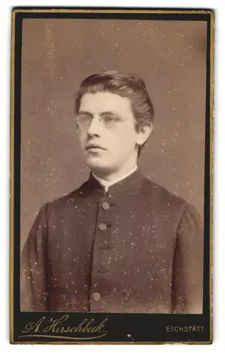 Fotografie A. Jirschbeck, Eichstätt, junger Pfarrer im Talar mit Brille