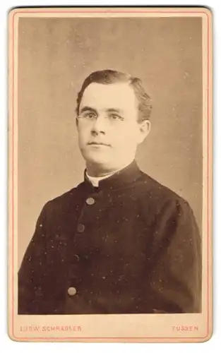 Fotografie Ludw. Schradler, Füssen am Lech, bayerischer Pastor im Talar mit Collar