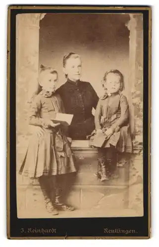Fotografie J. Reinhardt, Reutlingen, junger Mutter mit ihren beiden Töchtern in einer Studiokulisse