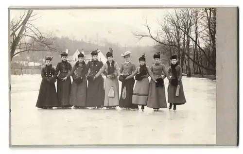 Fotografie Wilhelm Adler, Coburg, Ansicht Coburg, hübsche junge Damen auf Schluttschuhen mit Muff, Eislauf, Damenriege