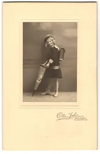 Fotografie Otto Jahn, Dresden, niedliches blondes Mädchen zum ersten Schultag im Samtkleid mit Zuckertüte, Ranzen