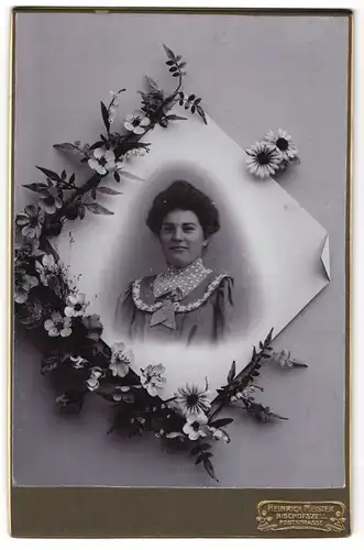 Fotografie Heinrich Meister, Bischofszell, Portrait junge Frau im Kleid, im Passepartout mit Blumenverzierung