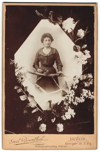 Fotografie Emil Rosenthal, Berlin, junge Frau Prentka im dunklen Kleid, im Passepartout mit Blumen