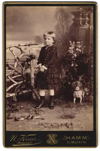 Fotografie N. Knerr, Hamm, junges Mädchen im Blümchenkleid in einer Studiokulisse mit Porzellanhund
