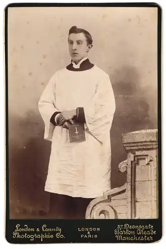 Fotografie London & County Photog. Co., Manchester, junger englischer Pastor im Liturgisches Gewand mit Bibel