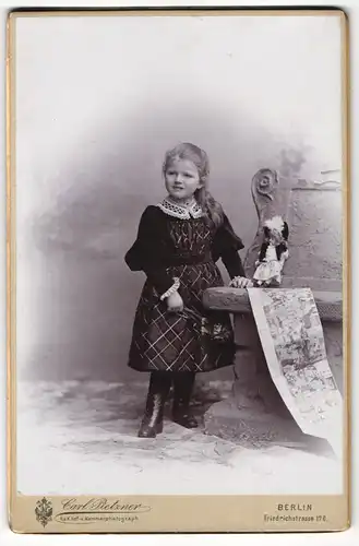 Fotografie Carl Pietzner, Berlin, junges blondes Mädchen Agnes im Kleid mit ihrer Puppe auf der Steinbank