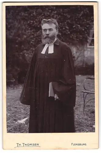 Fotografie Th. Thomsen, Flensburg, Jurist in Robe mit Plastron